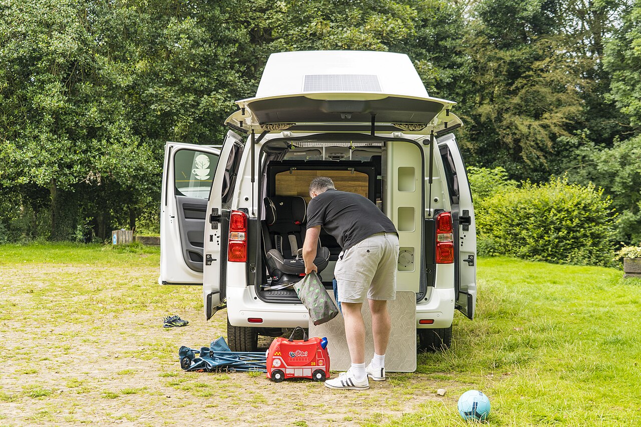 真实家庭行李上车照片,用于规划婴儿车、行李箱和背包空间